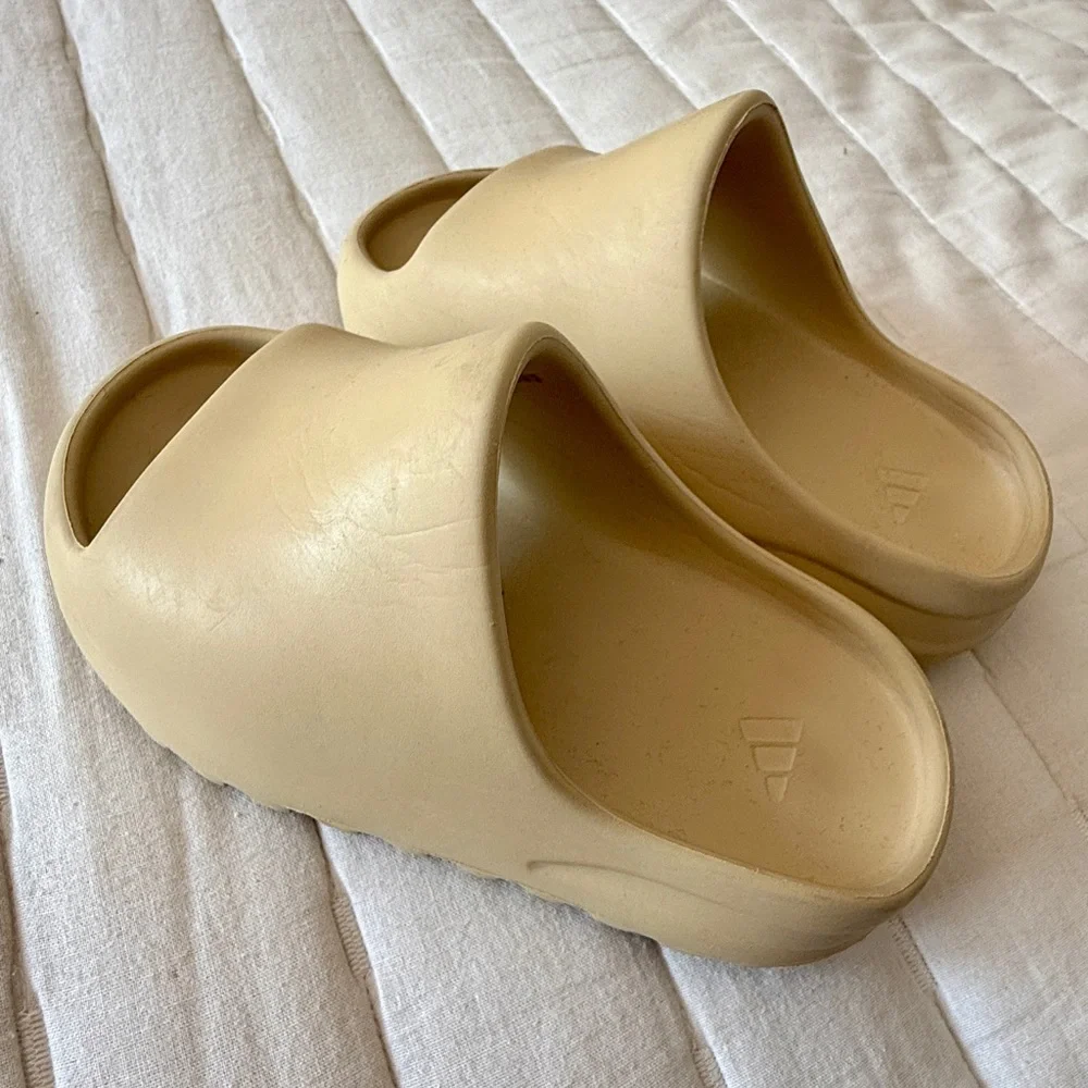 Adidas Yeezy Kids Slides in color bone - Picture 5 of 6